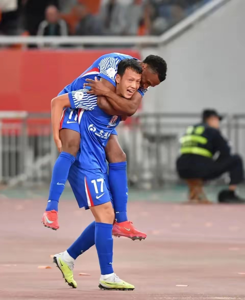 亚冠集结日再迎强敌，圣安东尼奥马刺手感冰凉，主帅态度——引发热议，团队化学反应显著 